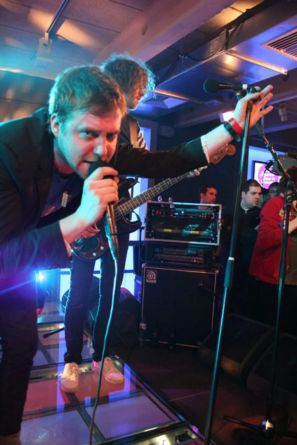 Ricky Wilson on stage with Kaiser Chiefs in 2006
